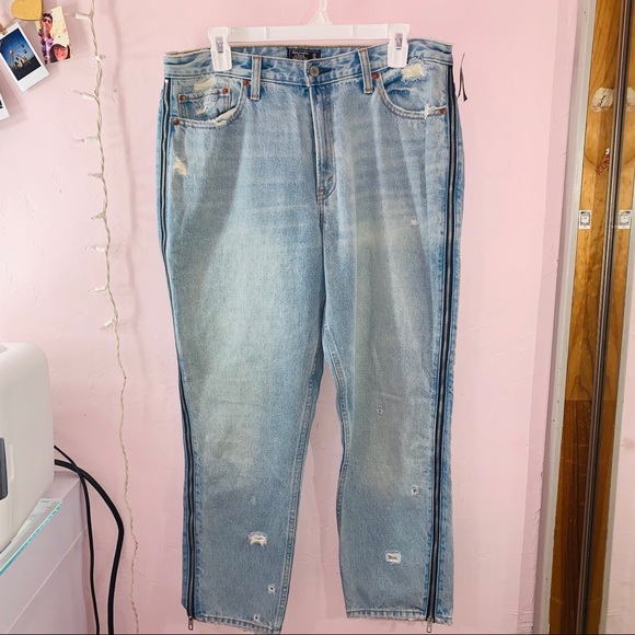 Abercrombie & Fitch Denim - Brand new Annie high rise girlfriend jeans